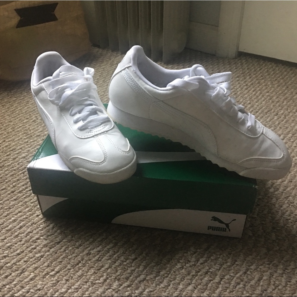 PUMAS ALL WHITE